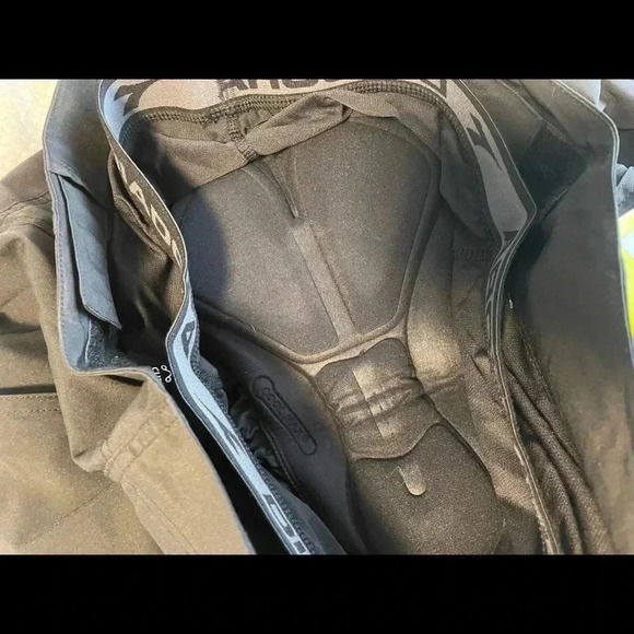 DIADORA 11” Padded Commuter Cycling Shorts - Picture 5 of 8